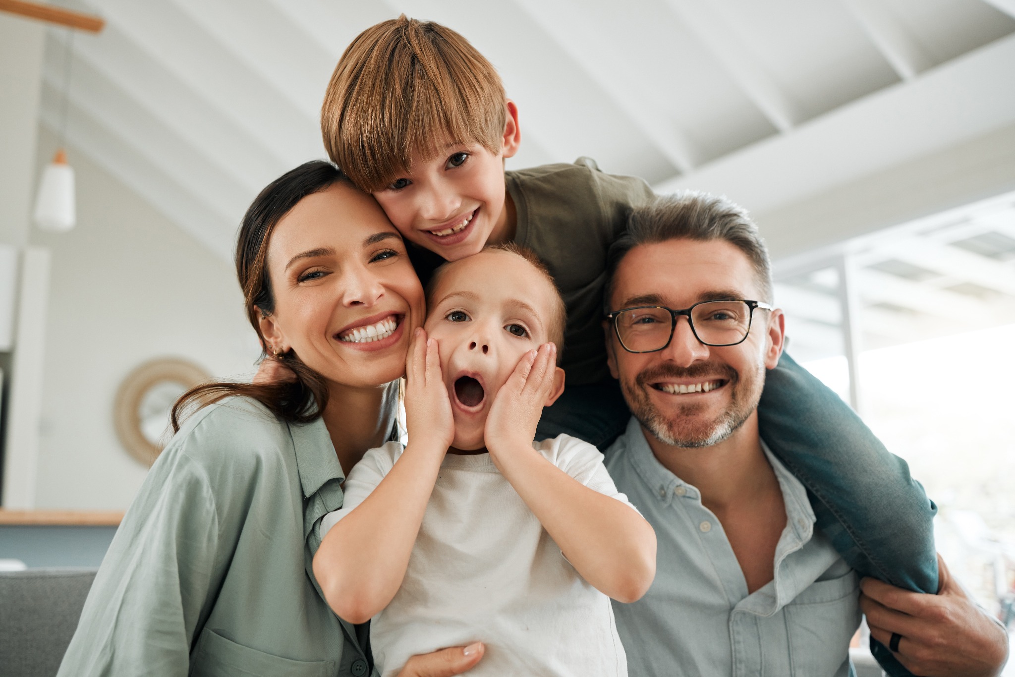 Familia en su hogar